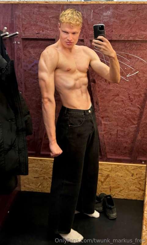 Dressing room muscle check ;) 💪🏻