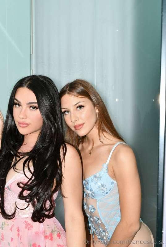 Blonde bombshell, brunette beauty: double the charm 👯
