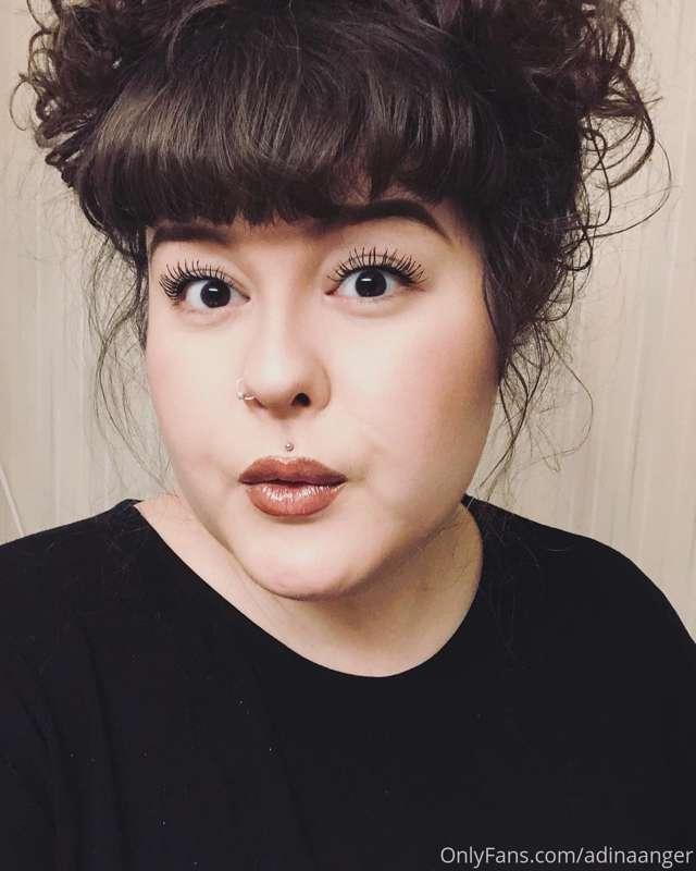 hi lovelies 🖤 would you enjoy some girl on girl content?