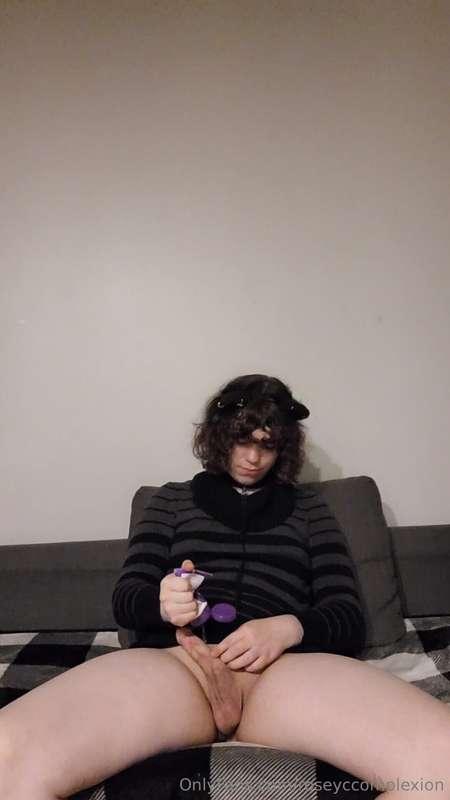 Heyy Lovlies! I've got another lovely video of myself cummin..