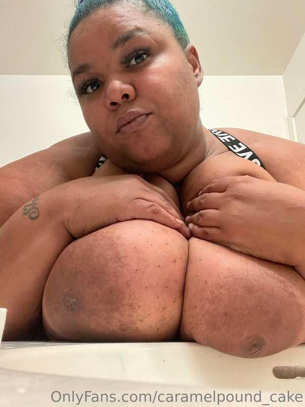 Tuesday is for Tittys 💋