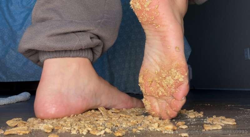 Barefoot & cinnamon toast crunch 👈🏻