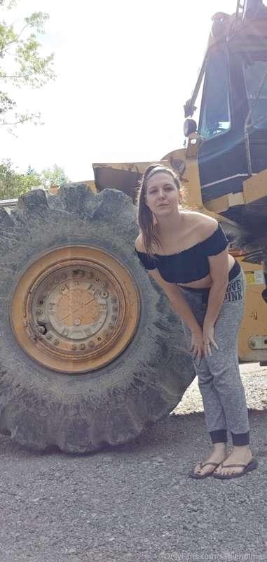 Omg what a large tire!