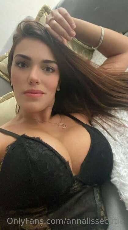 Describe me with one emoji 🤭