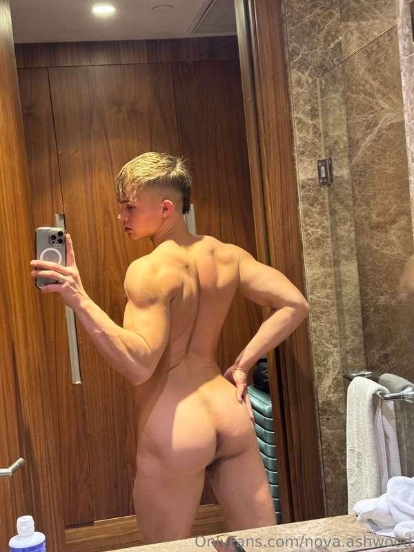 Mirror, mirror on the wall, who’s the hottest of them all? 🍑