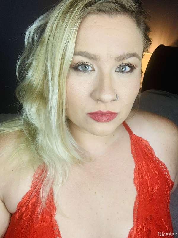 “There is a shade of red for every woman”
-Audrey Hepburn

🖤..