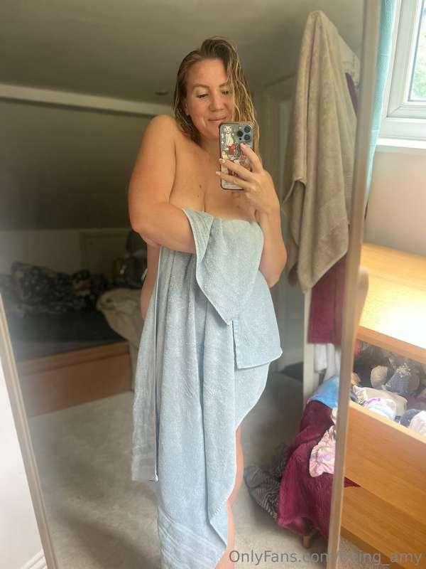 Early-morning shower 🤝 post-shower selfies for you! 💦