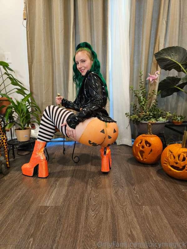 In no particular order,  this is pumpkin booty 🎃 Stay tuned ..