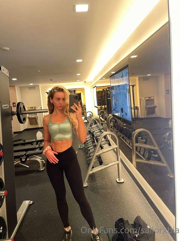 I wanna bend over the workout bench and get fucked at the gy..