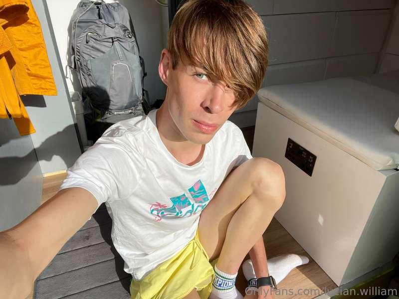 no pants 😳