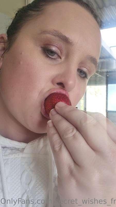 Mmmm strawberries are good💋💋
I now have wishtender so good! ..