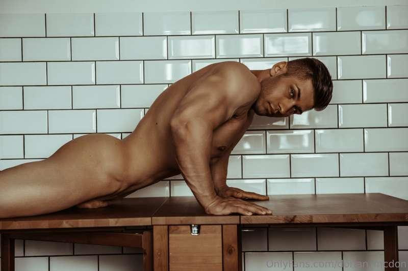 Who wants to be between me and that table? 😈