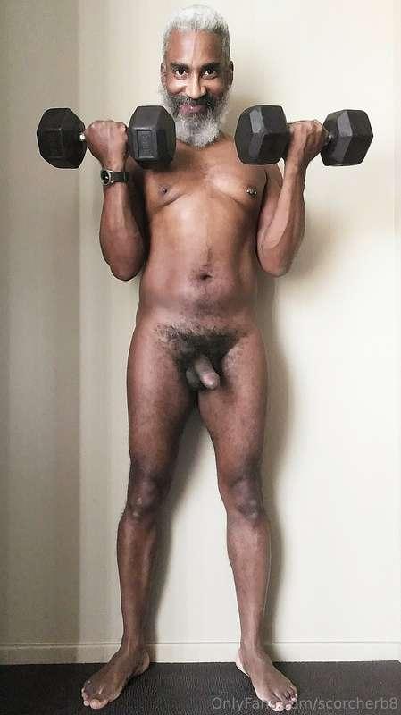 Strong Saturday!  #beard #musculardaddy #gay #feet #gaycruis..