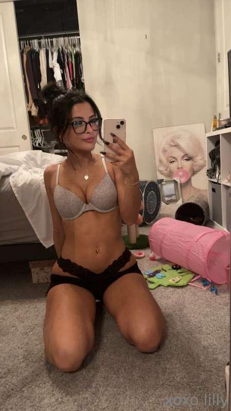 It’s giving 🤓 but sexy 🖤