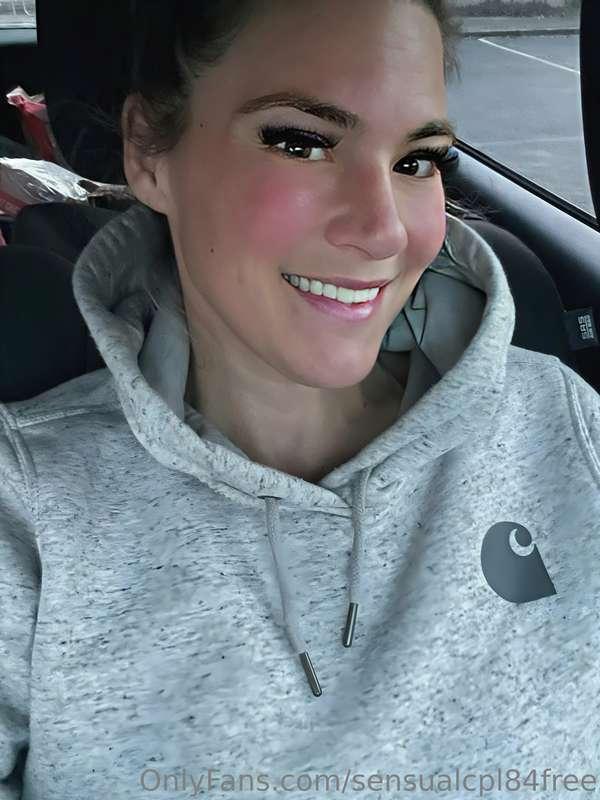 Milf Monday! Remember to smile! You never know who needs to ..