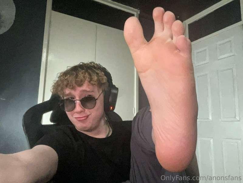 I know you want this foot in particular ;) haha