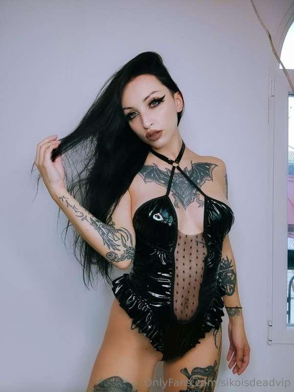 Do you like how your sexy goth gf dresses for you daddy? 🕸️🕷..