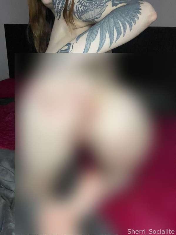 I'm here without panties with a naked pussy and I'm spreading it and my ass in this position maybe you can lick two holes?😋😍