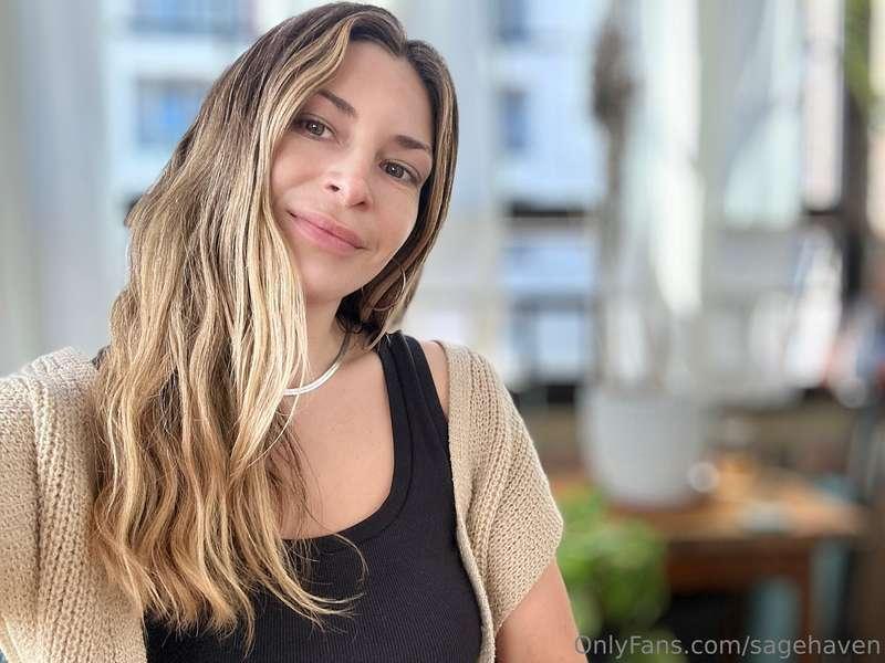 Lil Leo goddess energy for your thirsty Thursday viewing ple..