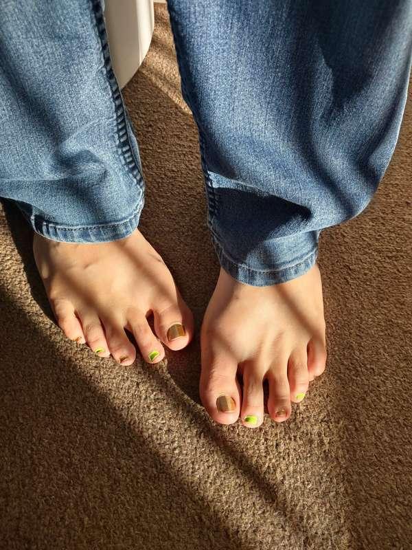 Sunny🌞 sparkly🌟 toes😊