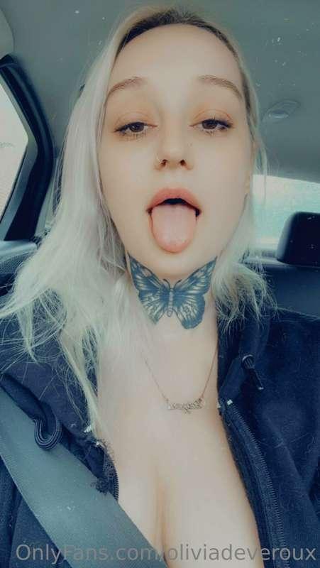 what'd ya notice 1st?
eager tongue or croppd off boobs?
i wo..