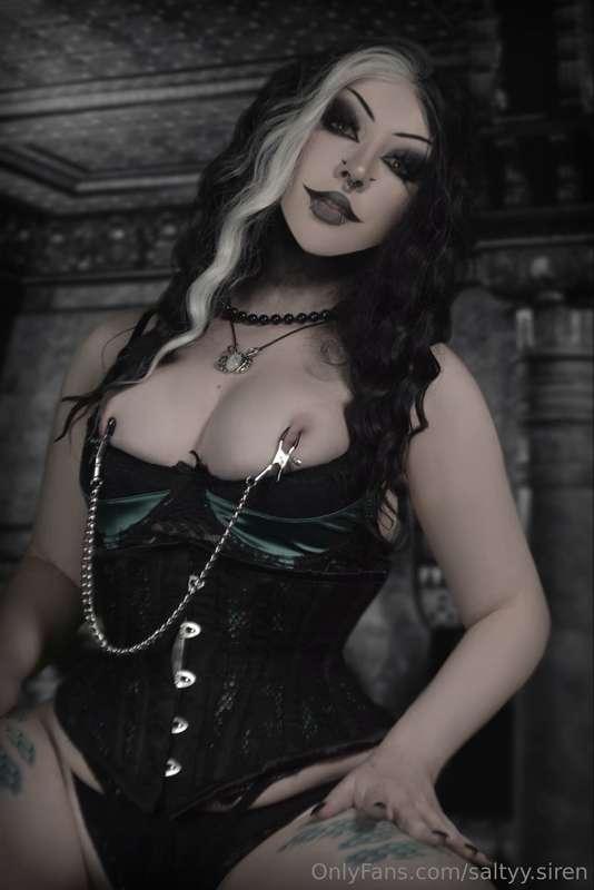 Getting back to messages tonight!👻🖤