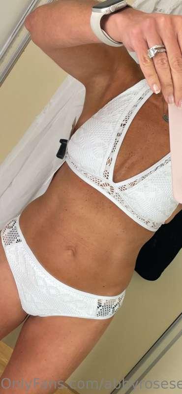 Tip me if you would like to see me take off the bikini! 😘🥰💋
