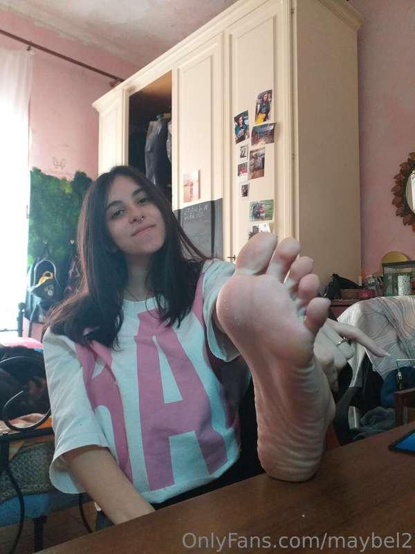 🇮🇹Vieni a odorarmi i piedi mentre sto alla scrivania👅🔥

🇬🇧Co..