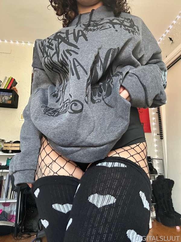 do you like my new socks? 

#fishnets #thighhighs #booty #bigass #thighs 