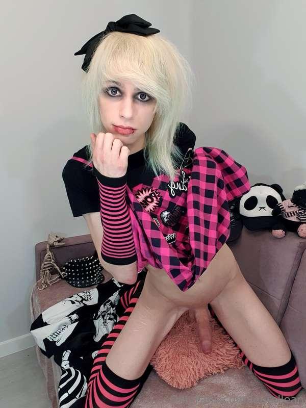 Some styles never get old. 💀🖤💀(More soon)