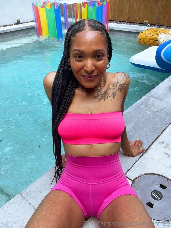 Let’s ditch the clothes and take a dip in the pool ✨
