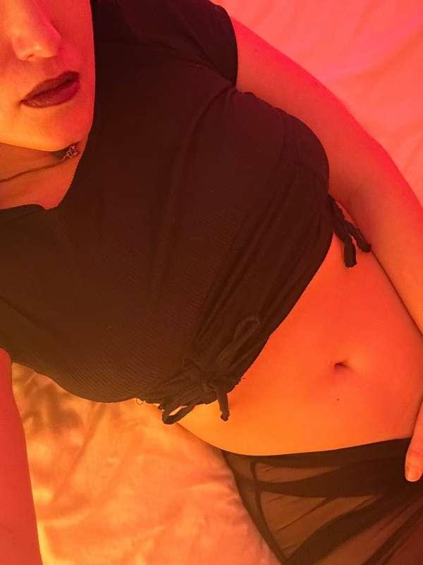 I made room in the bed for you 😈 cum climb on in 💋