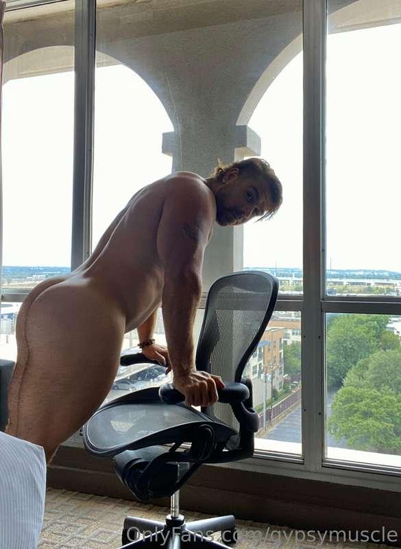 OMG Becky! Look at his butt 🍑👀