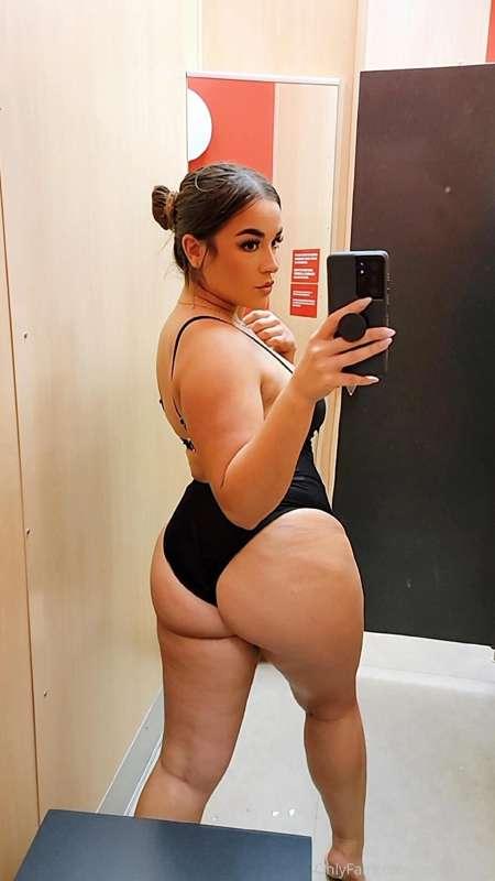 Let's get naughty in the dressing room 😈
