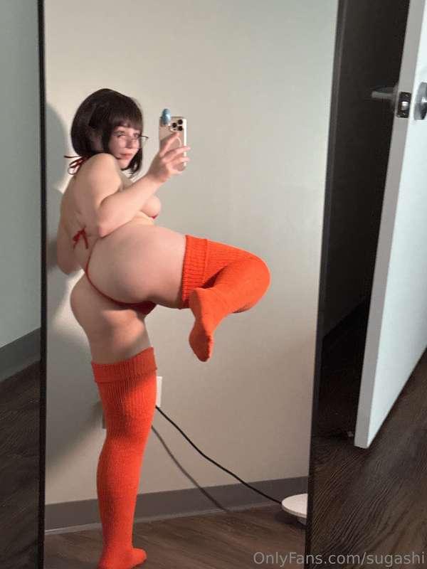 take a bite out of this thick 🍑