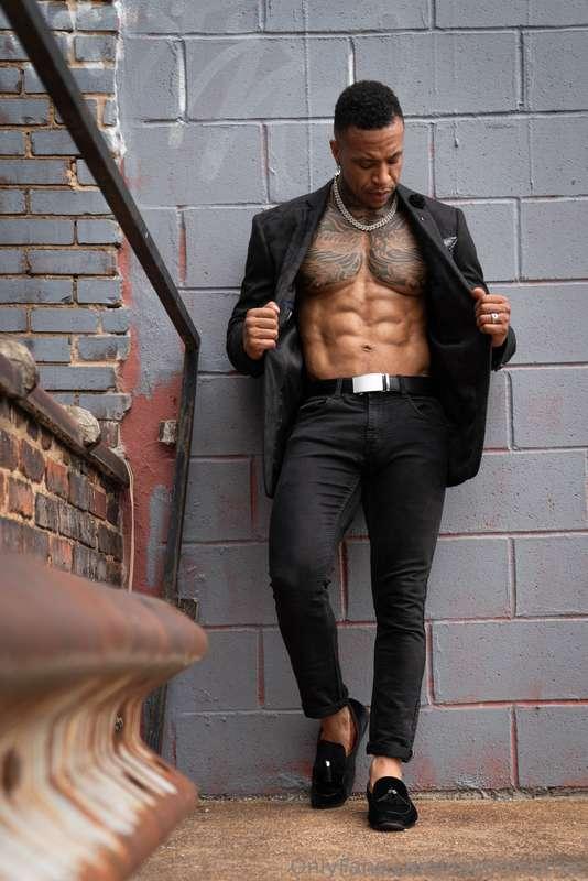 Imagine me shirtless, sweaty, and stroking this massive BBC ..