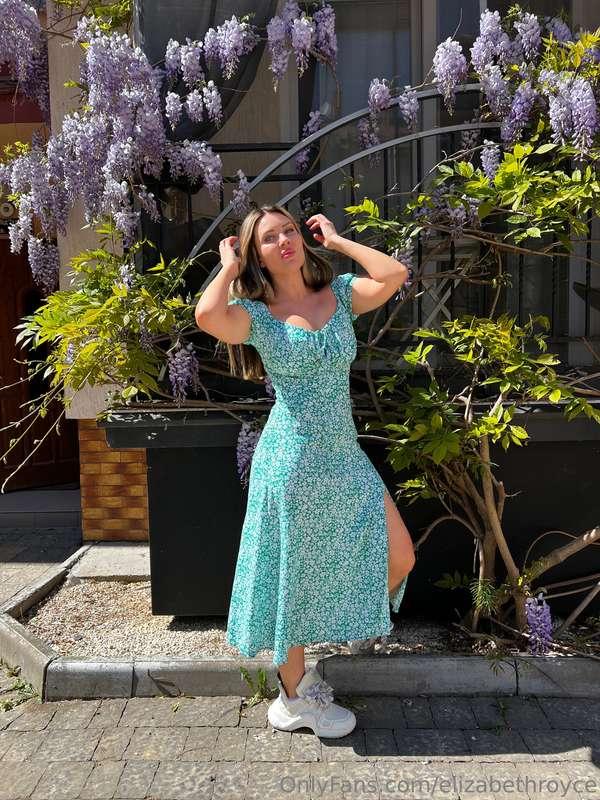 The sun warms my skin, the wind plays with my dress 🌿 But I ..