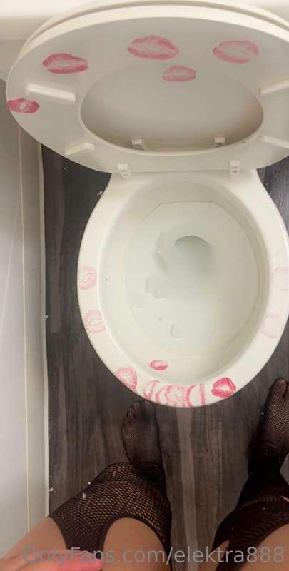 If y’all are into toilet content message me 🫶🏼😘💦