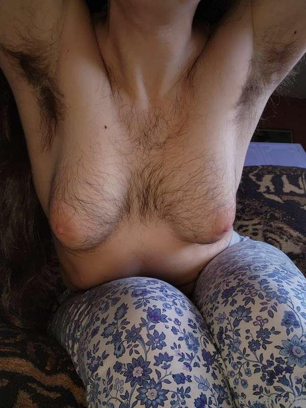 Showing off my extra furry armpits for you 😍