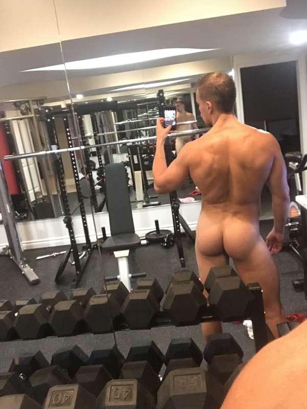 😜 some naked workout in the gym 