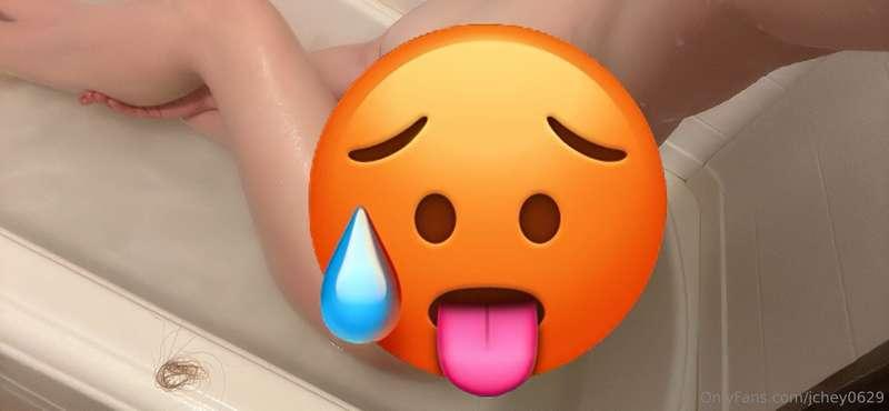 I love taking a nice bath with body oil💦 makes my skin so so..