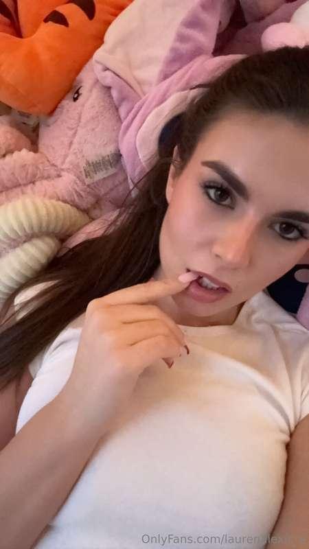 online rn on my uncensored page hehe 🤭 come chat, i'll be wa..