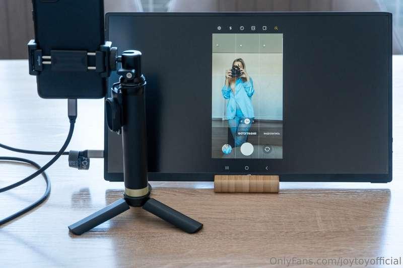 My installation for selfie shooting certainly helps me out, ..