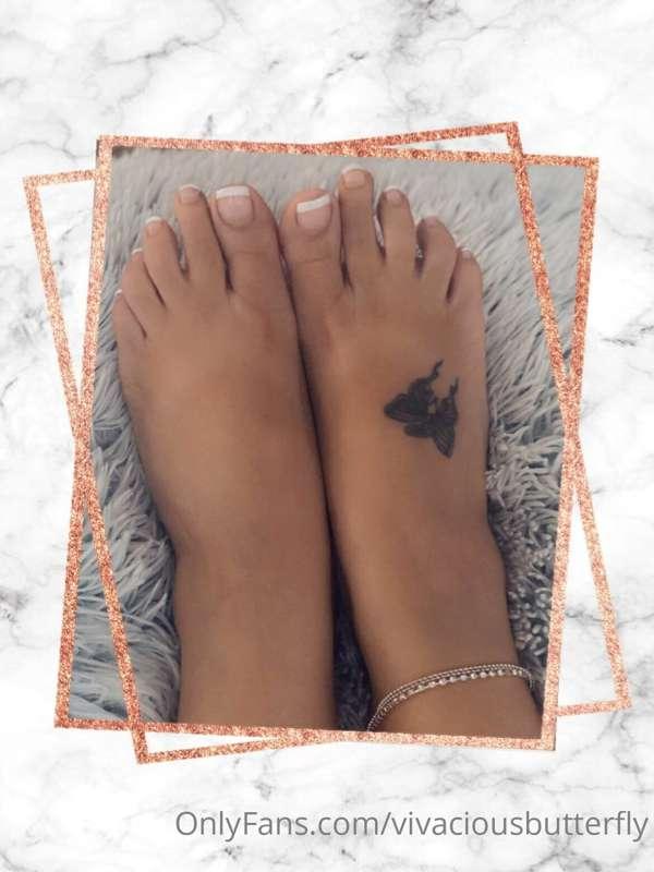 Footsie fetish anyone? One of my favorite parts of my feet i..