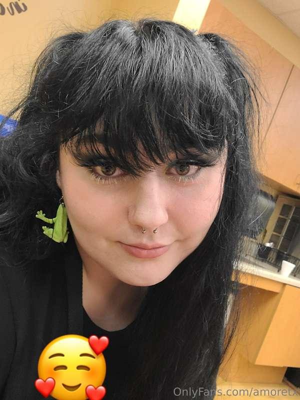 Tempted af to cut my bangs again. Yes bangs or no bangs? 👀