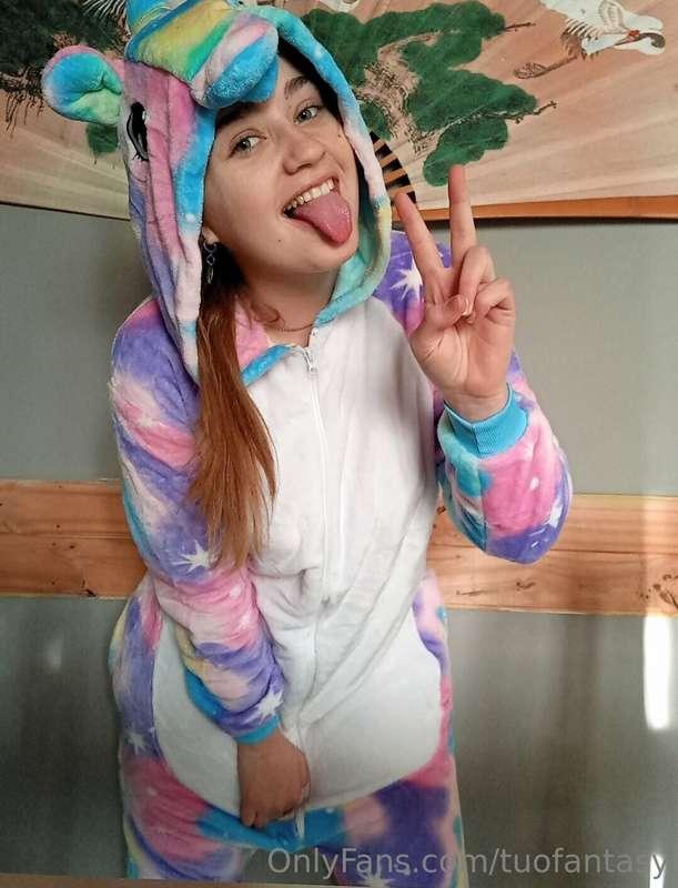 Do you want to see my tits under my pijama? 💋🔥😜