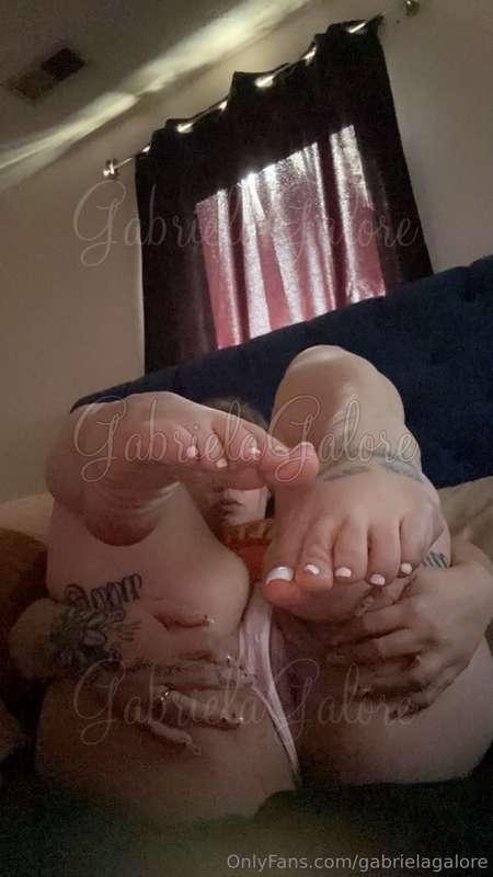 Can you fuck me while you suck on my toes?? 🙏🏻🦶🏻