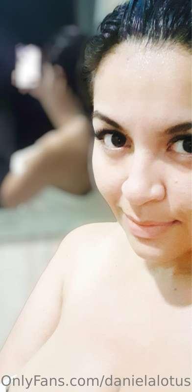 Post-shower selfie😘