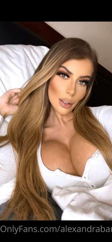 Sweater weather is here. Who’s tryna cuddle? 🥰