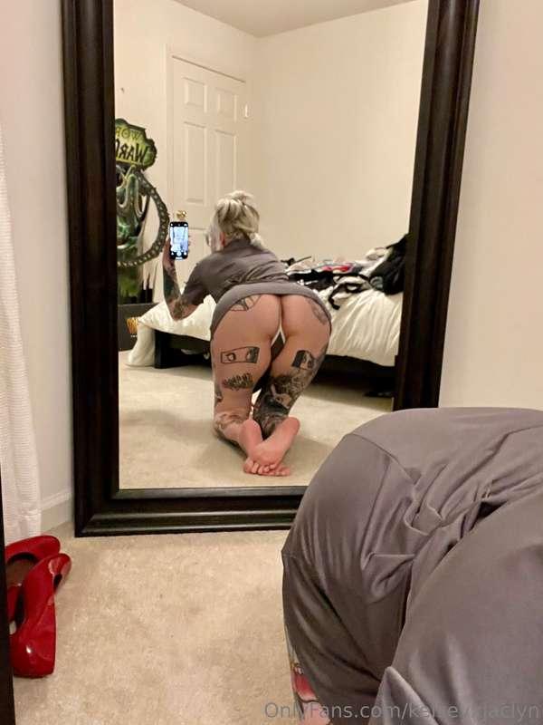 What are you up to this weekend?
👉🏻👈🏻 maybe we can hangout? ..